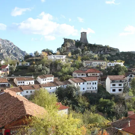 Panorama View Over The Castle And The Old Town 4* Krujë