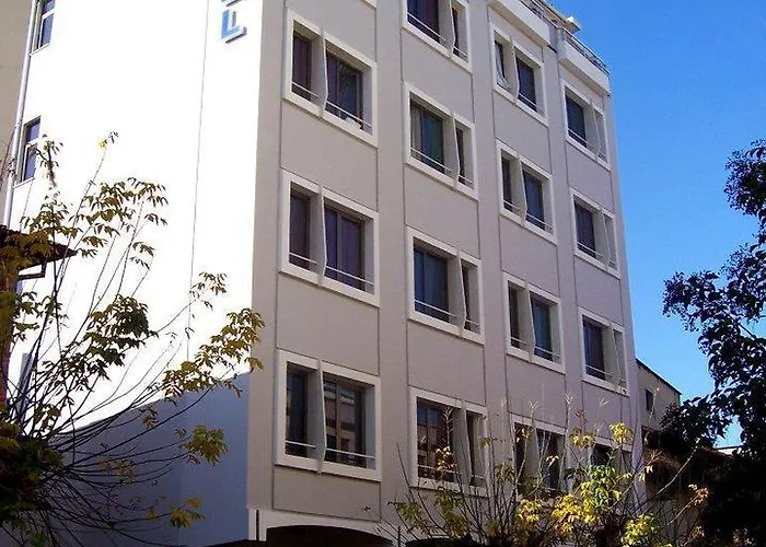 Panorama View On The Castle And The Old Town Hotel